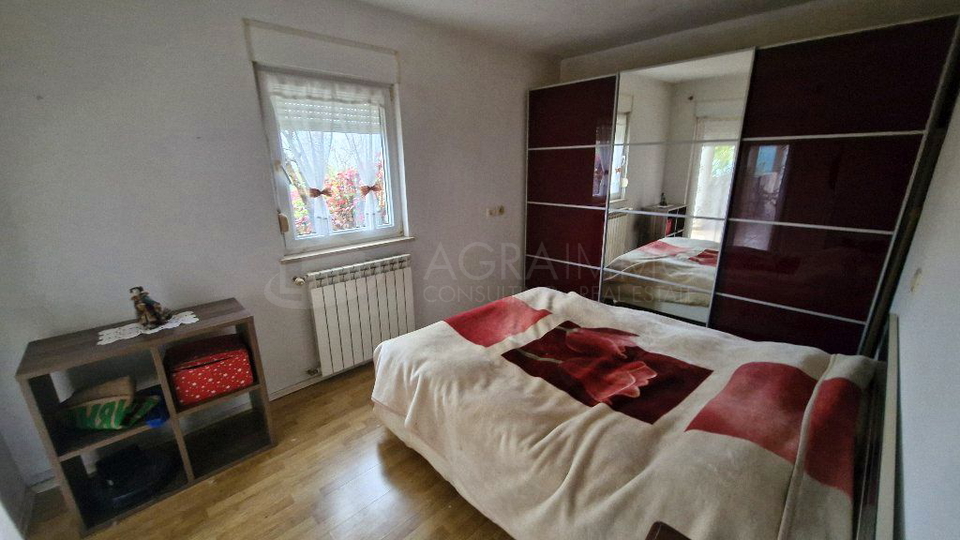 UMAG &ndash; OKOLICA &ndash; KU&Cacute;A S BAZENOM&comma; 5&period;000 m OD MORA