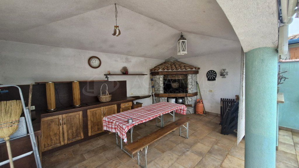 UMAG &ndash; OKOLICA &ndash; KU&Cacute;A S BAZENOM&comma; 5&period;000 m OD MORA