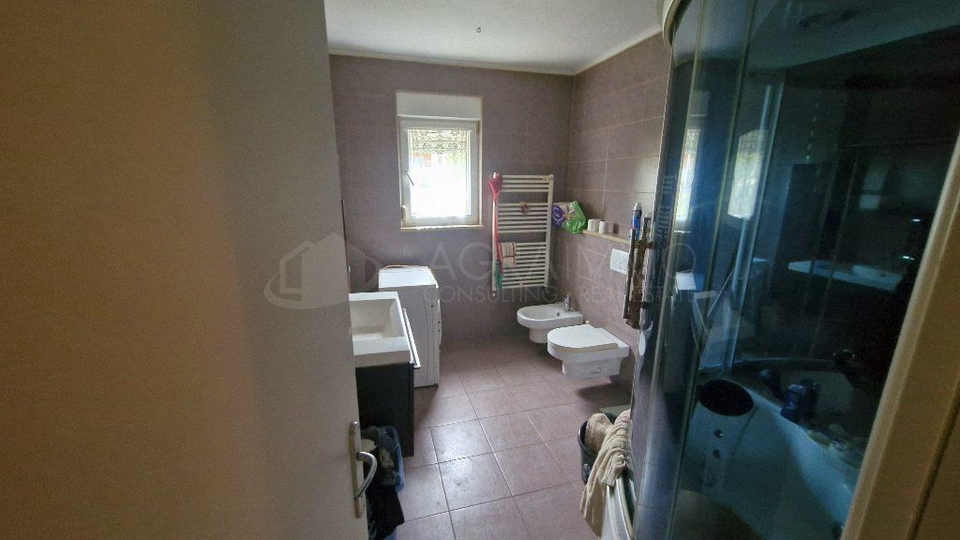 UMAG &ndash; OKOLICA &ndash; KU&Cacute;A S BAZENOM&comma; 5&period;000 m OD MORA