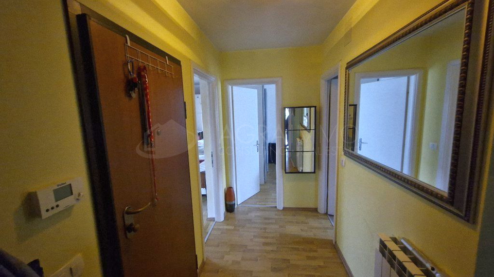 UMAG &ndash; OKOLICA &ndash; KU&Cacute;A S BAZENOM&comma; 5&period;000 m OD MORA