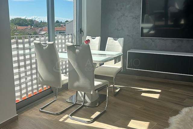 UMAG – ZAMBRATIJA – AMPIO E ATTRATTIVO APPARTAMENTO SU DUE PIANI IN OTTIMA POSIZIONE CON VISTA MARE