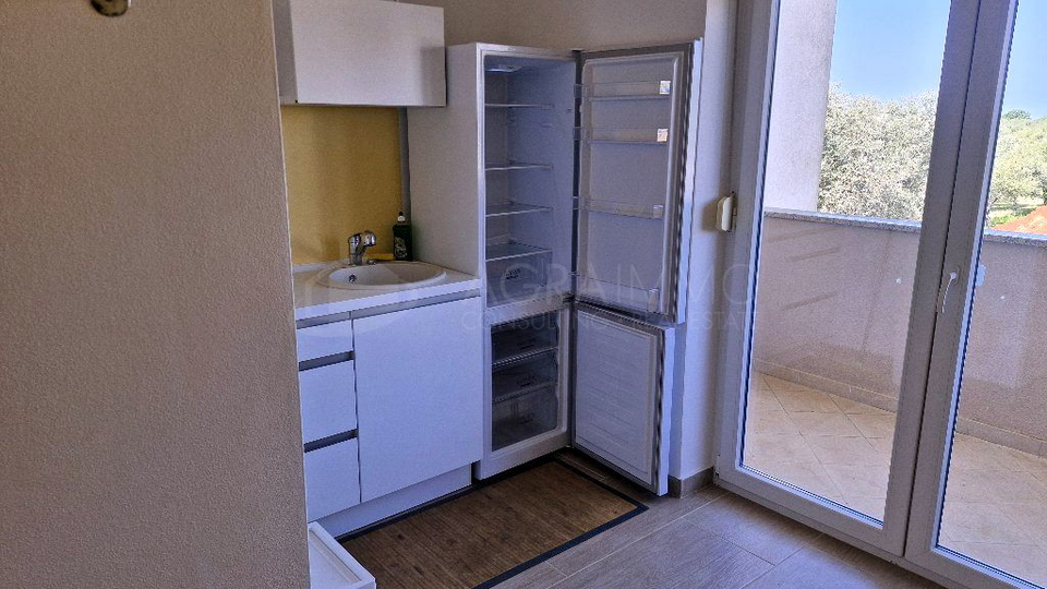 UMAG &ndash; ZAMBRATIJA &ndash; MODERAN STAN NA PRVOM KATU&comma; 200 M OD MORA