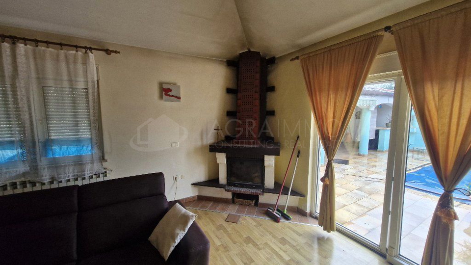 UMAG &ndash; OKOLICA &ndash; KU&Cacute;A S BAZENOM&comma; 5&period;000 m OD MORA