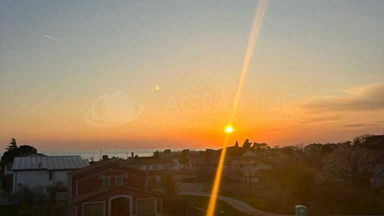 UMAG – ZAMBRATIJA – AMPIO E ATTRATTIVO APPARTAMENTO SU DUE PIANI IN OTTIMA POSIZIONE CON VISTA MARE