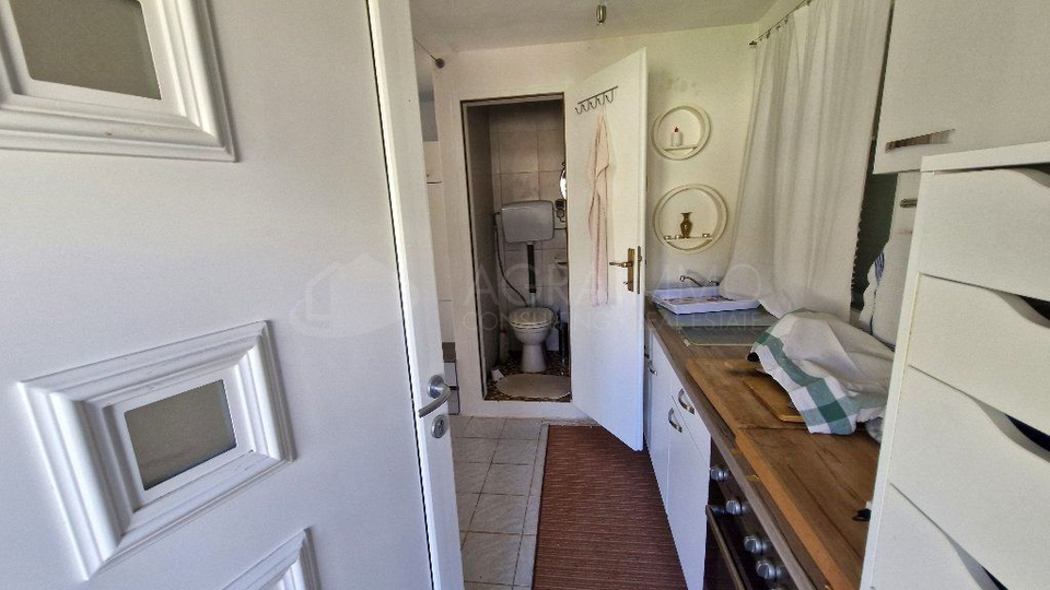 UMAG &ndash; ZAMBRATIJA &ndash; FREISTEHENDES HAUS AUF EINEM GRUNDST&Uuml;CK VON 707 m&sup2; &ndash; 800 M VOM MEER