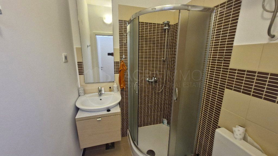 UMAG &ndash; ZAMBRATIJA &ndash; MODERAN STAN NA PRVOM KATU&comma; 200 M OD MORA