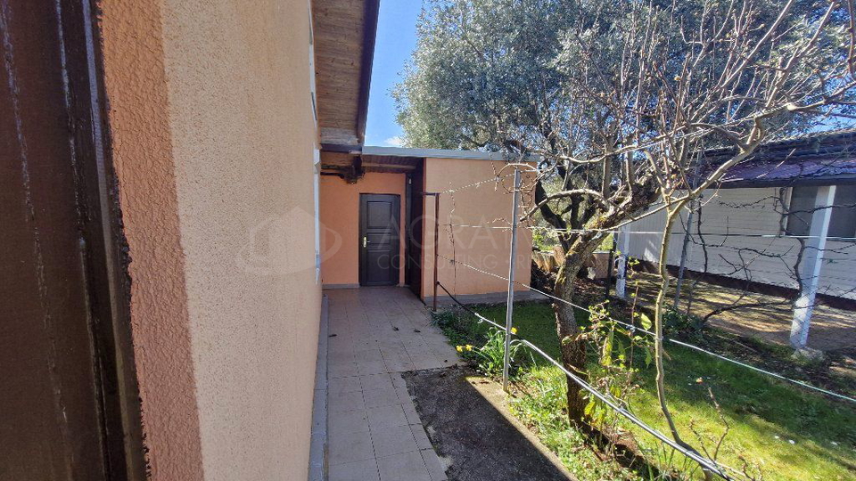 UMAG &ndash; ZAMBRATIJA &ndash; FREISTEHENDES HAUS AUF EINEM GRUNDST&Uuml;CK VON 707 m&sup2; &ndash; 800 M VOM MEER