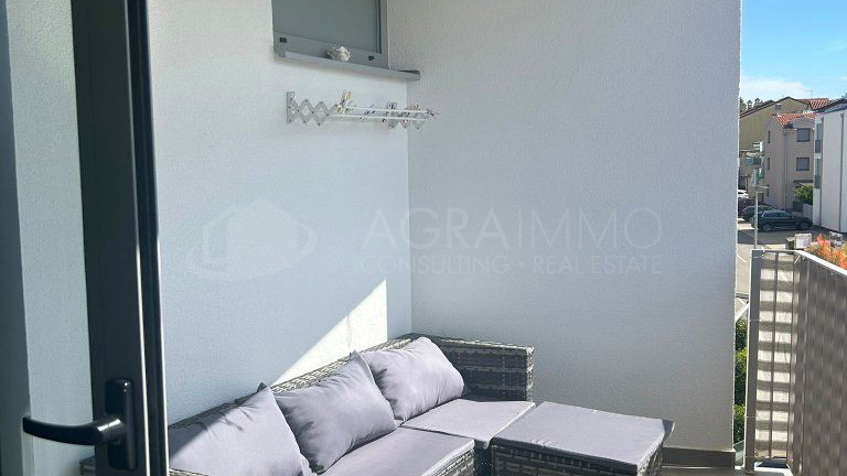 UMAG – ZAMBRATIJA – AMPIO E ATTRATTIVO APPARTAMENTO SU DUE PIANI IN OTTIMA POSIZIONE CON VISTA MARE