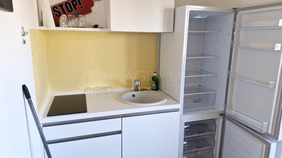 UMAG &ndash; ZAMBRATIJA &ndash; MODERAN STAN NA PRVOM KATU&comma; 200 M OD MORA