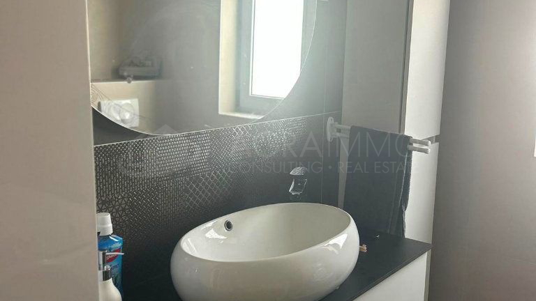 UMAG – ZAMBRATIJA – AMPIO E ATTRATTIVO APPARTAMENTO SU DUE PIANI IN OTTIMA POSIZIONE CON VISTA MARE