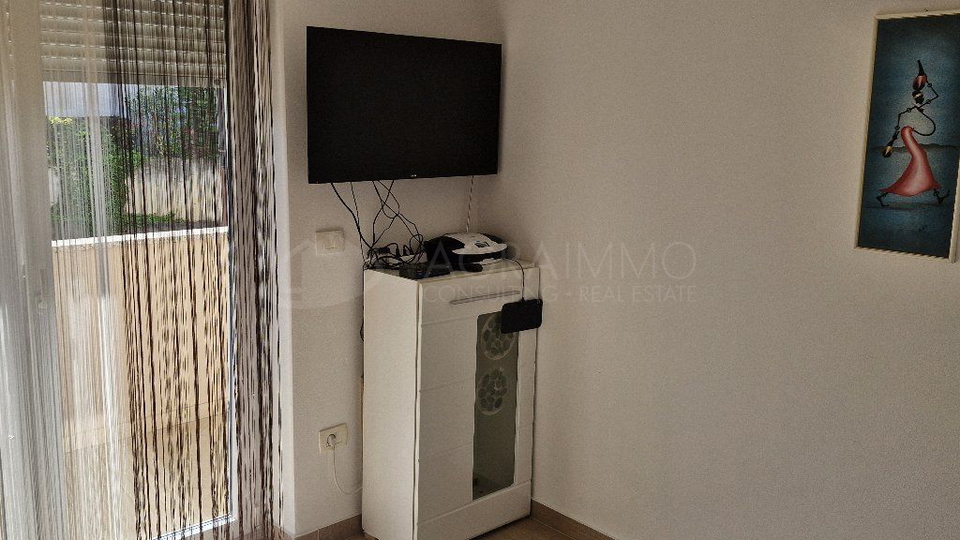 UMAG &ndash; ZAMBRATIJA &ndash; MODERAN STAN NA PRVOM KATU&comma; 200 M OD MORA