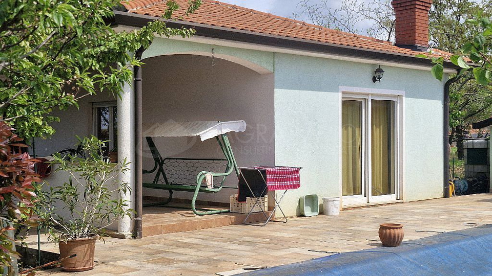 UMAG &ndash; OKOLICA &ndash; KU&Cacute;A S BAZENOM&comma; 5&period;000 m OD MORA