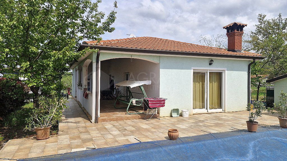 UMAG &ndash; OKOLICA &ndash; KU&Cacute;A S BAZENOM&comma; 5&period;000 m OD MORA