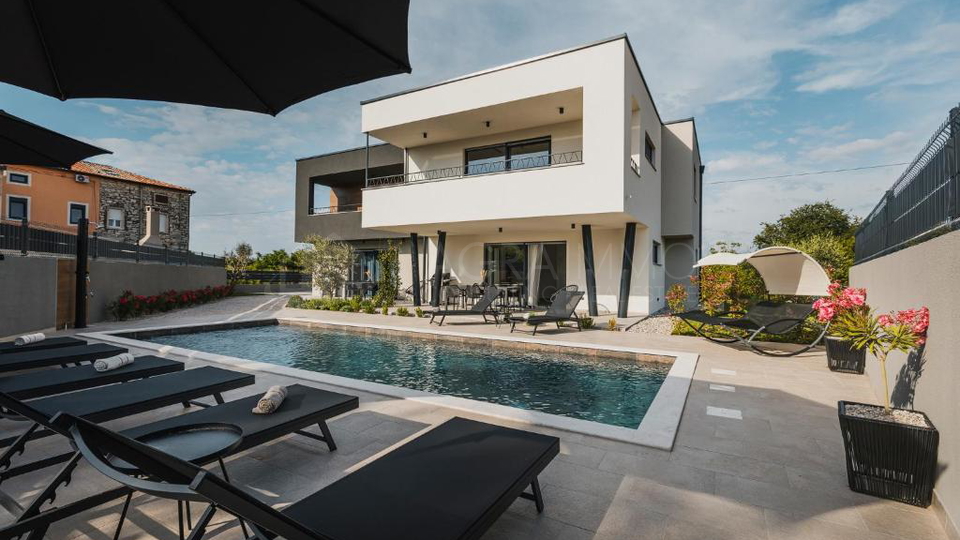 UMAG – ELEGANTE, MODERNE VILLA MIT PRIVATPOOL UND APARTMENTS