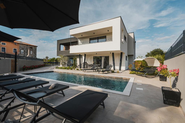 UMAG – ELEGANTE, MODERNE VILLA MIT PRIVATPOOL UND APARTMENTS
