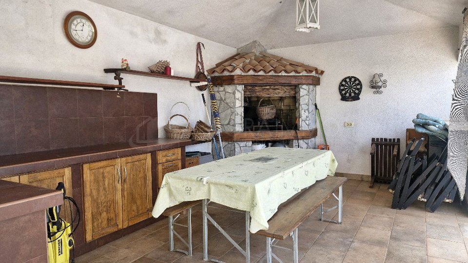 UMAG &ndash; OKOLICA &ndash; KU&Cacute;A S BAZENOM&comma; 5&period;000 m OD MORA