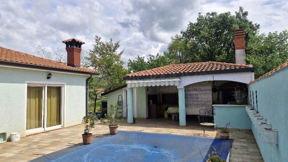 UMAG &ndash; OKOLICA &ndash; KU&Cacute;A S BAZENOM&comma; 5&period;000 m OD MORA