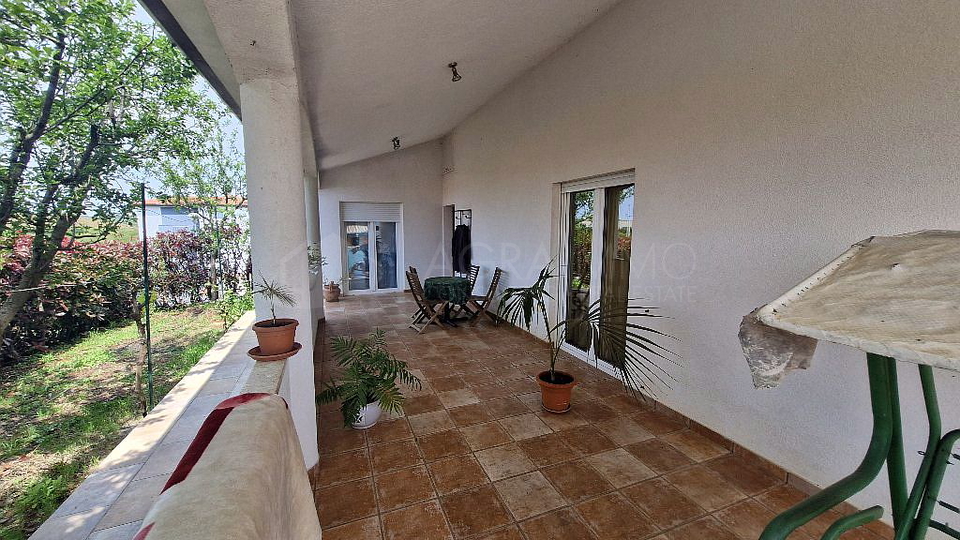 UMAG &ndash; OKOLICA &ndash; KU&Cacute;A S BAZENOM&comma; 5&period;000 m OD MORA