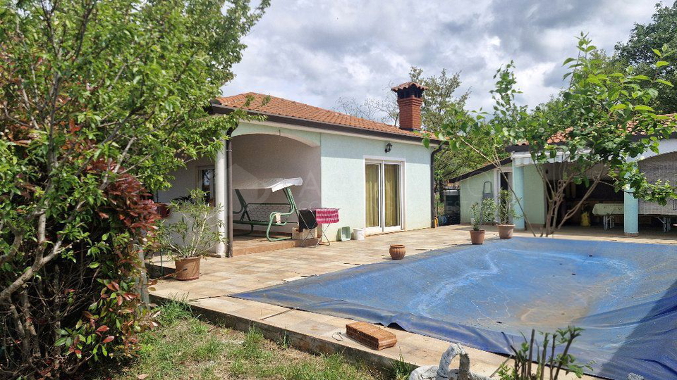 UMAG &ndash; OKOLICA &ndash; KU&Cacute;A S BAZENOM&comma; 5&period;000 m OD MORA