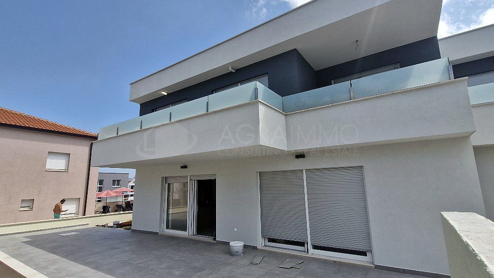 BUJE &ndash; KA&Scaron;TEL &ndash; NOVA LUKSUZNA HI&Scaron;A Z OGREVANIM BAZENOM &ndash; VRHUNSKA KAKOVOST