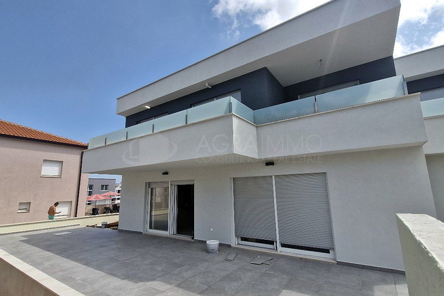 BUJE – KAŠTEL – NOVA LUKSUZNA HIŠA Z OGREVANIM BAZENOM – VRHUNSKA KAKOVOST