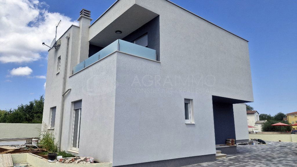 BUJE &ndash; KA&Scaron;TEL &ndash; NOVA LUKSUZNA HI&Scaron;A Z OGREVANIM BAZENOM &ndash; VRHUNSKA KAKOVOST