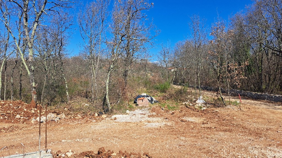 BUJE-KAŠTEL-GRAĐEVINSKO ZEMLJIŠTE S NEVJEROJATNIM POTENCIJALOM