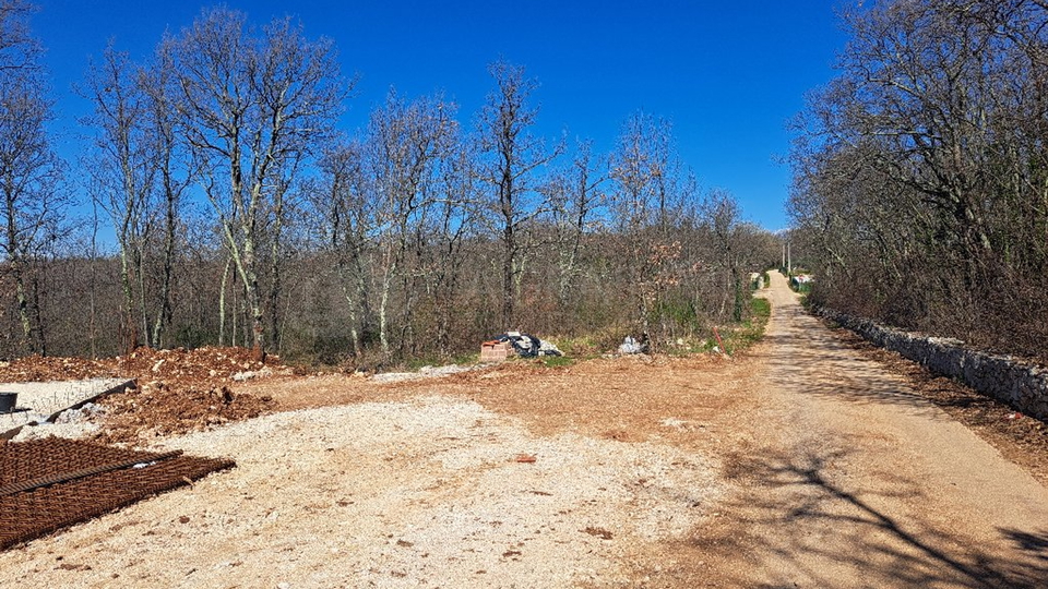 BUJE-KAŠTEL-GRAĐEVINSKO ZEMLJIŠTE S NEVJEROJATNIM POTENCIJALOM