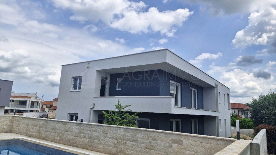 BUJE &ndash; KA&Scaron;TEL &ndash; NOVA LUKSUZNA HI&Scaron;A Z OGREVANIM BAZENOM &ndash; VRHUNSKA KAKOVOST