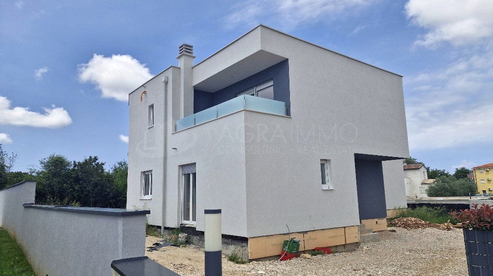 BUJE &ndash; KA&Scaron;TEL &ndash; NOVA LUKSUZNA HI&Scaron;A Z OGREVANIM BAZENOM &ndash; VRHUNSKA KAKOVOST