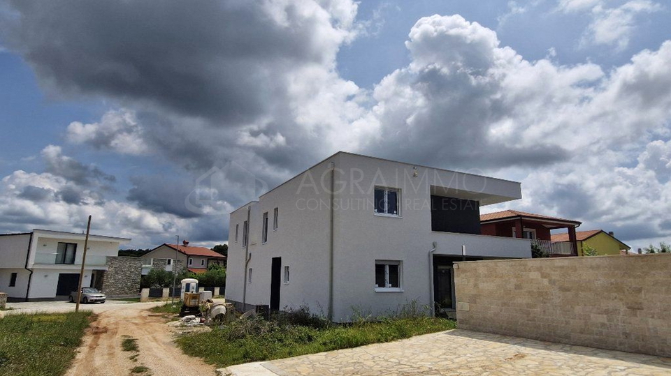 BUJE &ndash; KA&Scaron;TEL &ndash; NOVA LUKSUZNA HI&Scaron;A Z OGREVANIM BAZENOM &ndash; VRHUNSKA KAKOVOST