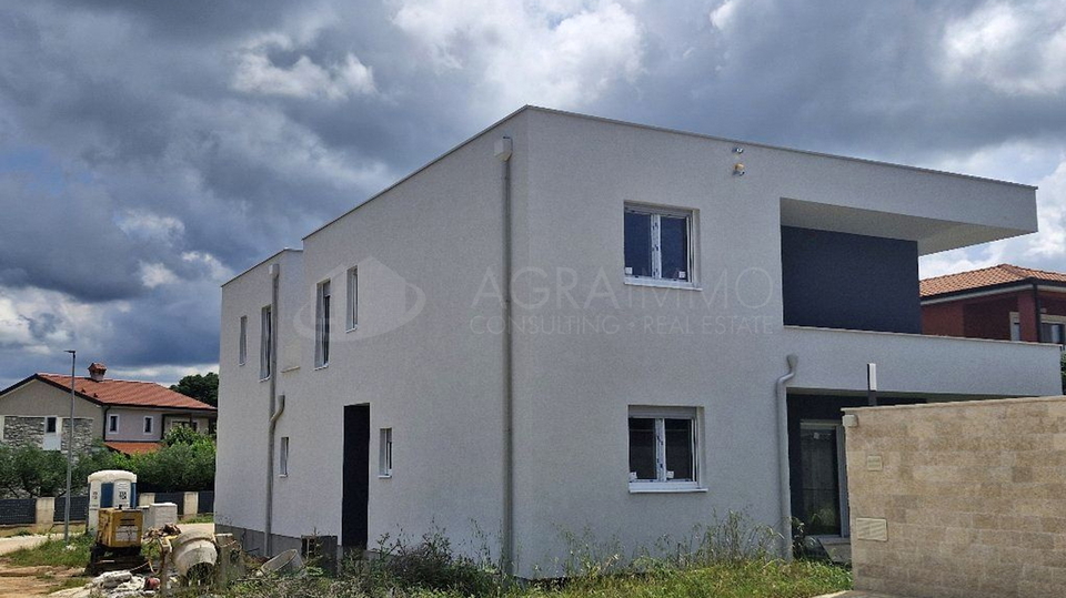 BUJE &ndash; KA&Scaron;TEL &ndash; NOVA LUKSUZNA HI&Scaron;A Z OGREVANIM BAZENOM &ndash; VRHUNSKA KAKOVOST