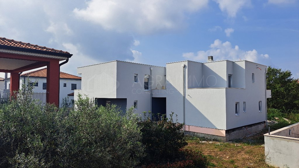 BUJE &ndash; KA&Scaron;TEL &ndash; NOVA LUKSUZNA HI&Scaron;A Z OGREVANIM BAZENOM &ndash; VRHUNSKA KAKOVOST