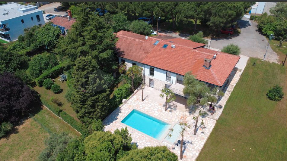 UMAG &ndash; STANOVANJE Z VRTOM IN LASTNIM BAZENOM LE 300 M OD MORJA