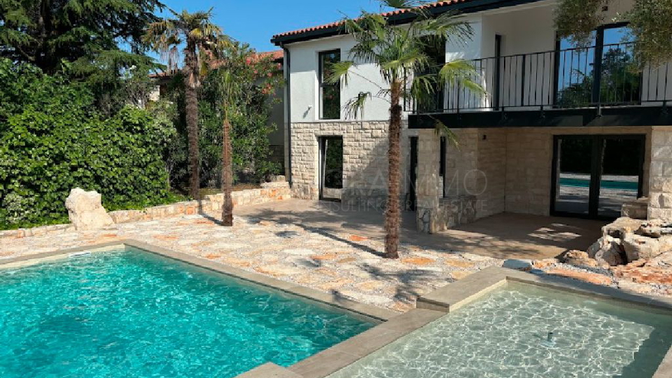 UMAG &ndash; STANOVANJE Z VRTOM IN LASTNIM BAZENOM LE 300 M OD MORJA