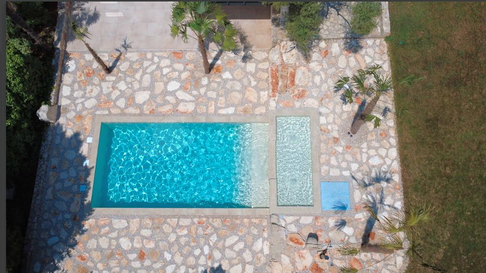 UMAG &ndash; STANOVANJE Z VRTOM IN LASTNIM BAZENOM LE 300 M OD MORJA