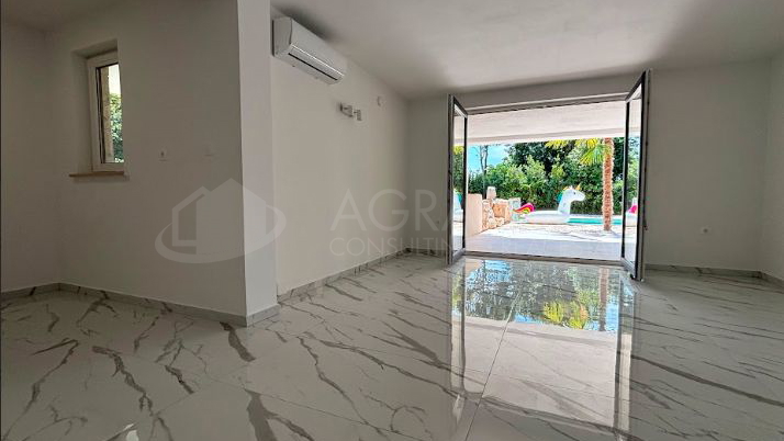 UMAG &ndash; STANOVANJE Z VRTOM IN LASTNIM BAZENOM LE 300 M OD MORJA