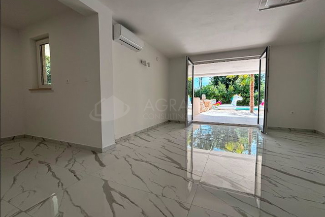UMAG – STANOVANJE Z VRTOM IN LASTNIM BAZENOM LE 300 M OD MORJA