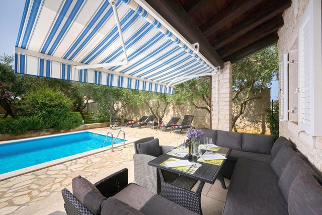 UMAG– VILA S BAZENOM I MASLINIKOM – IZVRSNA INVESTICIJA ILI IDEALNA OBITELJSKA KUĆA ZA ODMOR NA SJEVEROZAPADU ISTRE