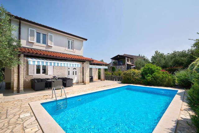 UMAG–RADINI – VILLA WITH POOL AND OLIVE GROVE – EXCELLENT INVESTMENT OR PERFECT FAMILY HOLIDAY HOME ON THE NORTHWEST COAST OF ISTRIA