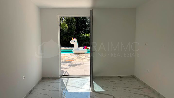 UMAG &ndash; STANOVANJE Z VRTOM IN LASTNIM BAZENOM LE 300 M OD MORJA