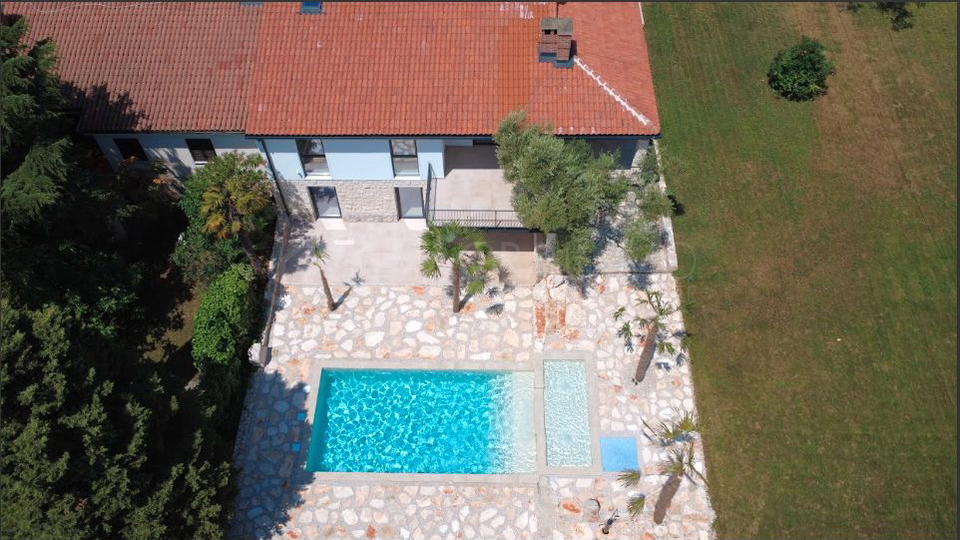 UMAG &ndash; STANOVANJE Z VRTOM IN LASTNIM BAZENOM LE 300 M OD MORJA