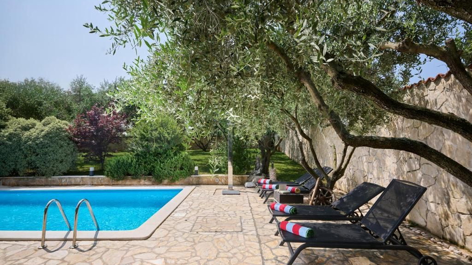 UMAG&ndash; VILA S BAZENOM I MASLINIKOM &ndash; IZVRSNA INVESTICIJA ILI IDEALNA OBITELJSKA KU&Cacute;A ZA ODMOR NA SJEVEROZAPADU ISTRE