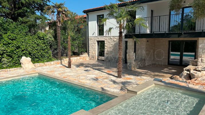 UMAG &ndash; STANOVANJE Z VRTOM IN LASTNIM BAZENOM LE 300 M OD MORJA