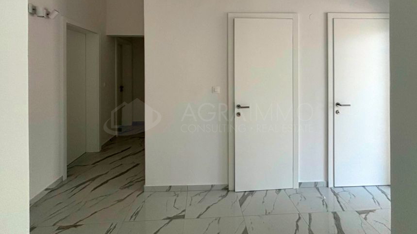 UMAG &ndash; STANOVANJE Z VRTOM IN LASTNIM BAZENOM LE 300 M OD MORJA