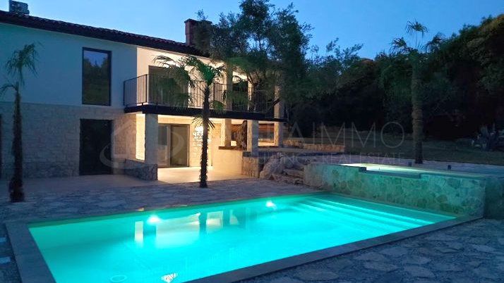 UMAG &ndash; STANOVANJE Z VRTOM IN LASTNIM BAZENOM LE 300 M OD MORJA