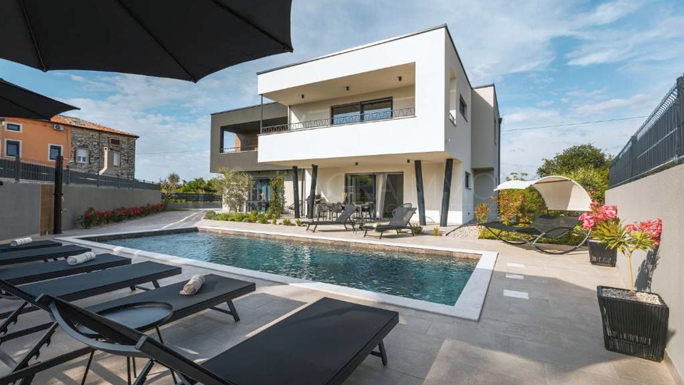 UMAG – ELEGANTE, MODERNE VILLA MIT PRIVATPOOL UND APARTMENTS