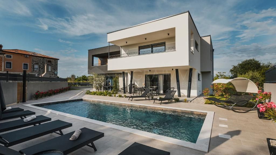 UMAG – ELEGANTE, MODERNE VILLA MIT PRIVATPOOL UND APARTMENTS