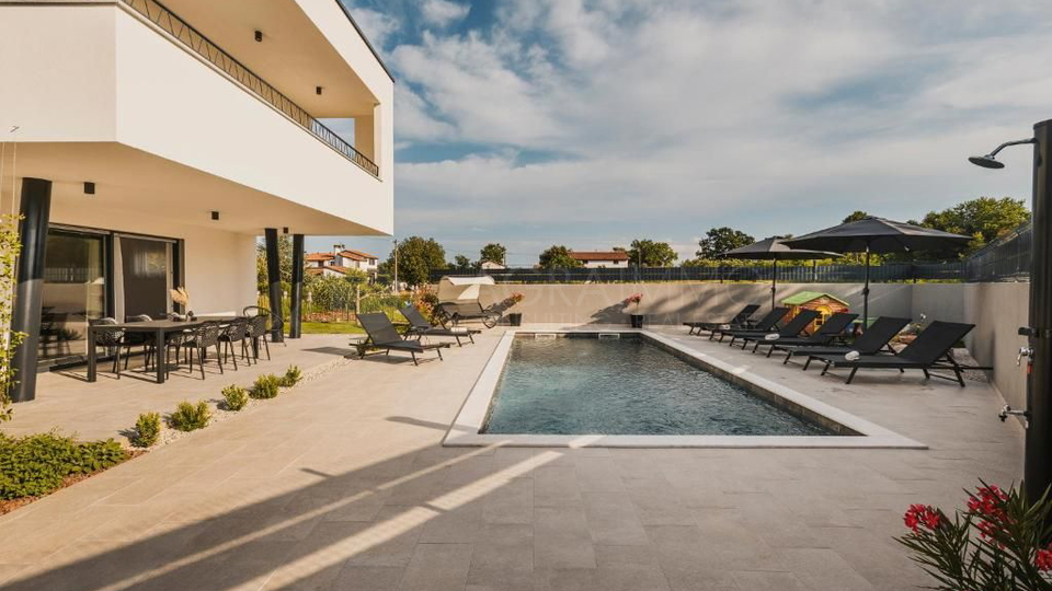 UMAG – ELEGANTE, MODERNE VILLA MIT PRIVATPOOL UND APARTMENTS