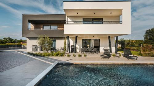 UMAG – ELEGANTE, MODERNE VILLA MIT PRIVATPOOL UND APARTMENTS